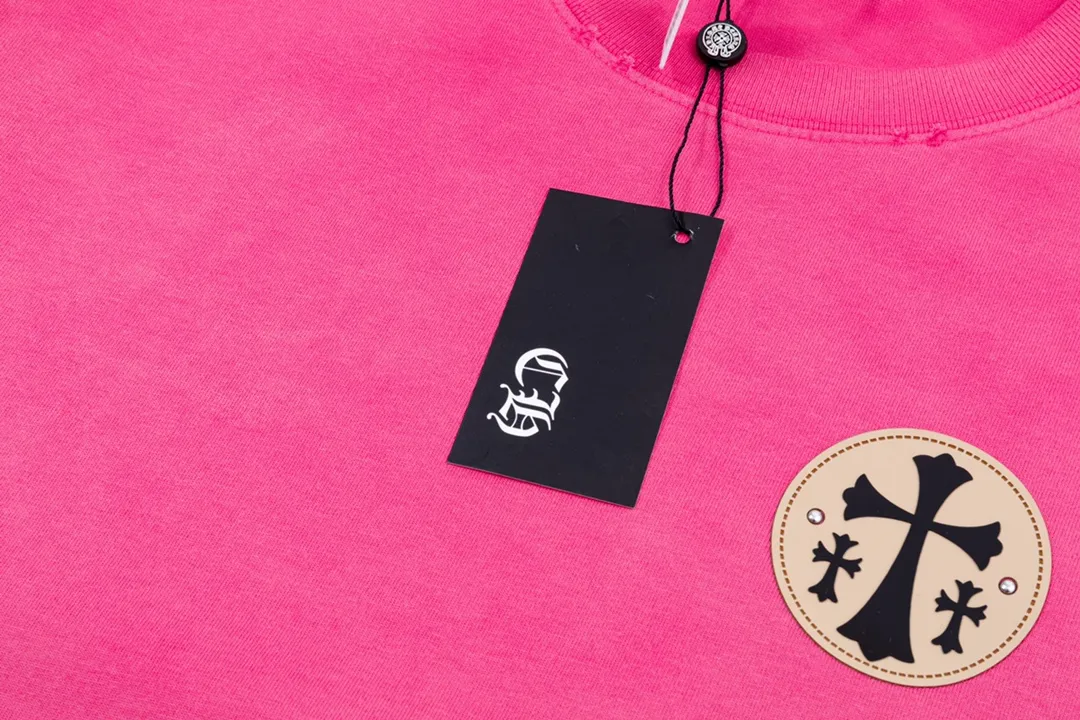 P220 CHROME HEARTS LoGo is fashionable and elegant, with dropped shoulders. The fabric is made of 26s double-yarn combed cotton compact spinning yarn with a weight of 280. It is matched with 1*1 Salona rib. The fabric is fermented and has a loose fit. Color: pink (washed hole craftsmanship) size: S～XXL